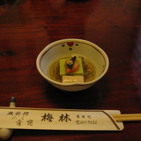日本料理 梅林 - グリーンピース豆腐ウニ乗せ、蓴菜湯葉浮かべ.