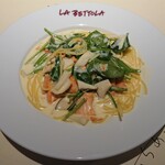 LA BETTOLA da Ochiai Kanazawa - スモークサーモン、エリンギ、ほうれん草のクリームソーススパゲティ。