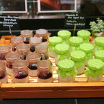 ザ・テラス - フローマージュブランのクリームとベリーのソース、モッツァレラとキウイフルーツのヨーグルトスープ