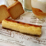 ザ・テラス - スティックチーズケーキ＠レギュラーのチーズスティックがワックスペーパーの湿気でしっとり？