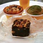 ザ・テラス - 紙をほどきました。マカダミアナッツとコーヒーチョコレートのケーキ