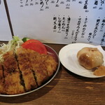 寅屋 - 「メンチカツ」460円、「ニンニク丸揚げ」360円