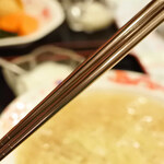 Nankinchou Yuukou Hanten - フカヒレ麺はスープがとっても美味しい～
      ちなみにこちらのお店のお箸は、こんな金属製のものだよ。
      珍しいよね。