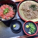 宮本むなし - 漬けまぐろ丼とざるそばのセット 890円(税込)