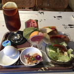 ヒロミ - アイスレモンティーにホットドックに豪華なフルーツ盛り合わせのモーニングセット500円。