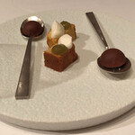 朗 長谷川稔Lab - 茶菓子はチョコレートと自家製梅酒ジャムを乗せたパウンドケーキ