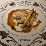 アピシウス - ホワイトアスパラガスとラングスティーヌのポワレ、ピスタチオナッツオイルとマデールソース