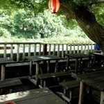 さくらや - 大きなもみじの木陰のテラス席　横はすぐ武庫川