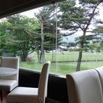 デリフランス - テーブル席から外を眺めて