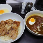 牛すじカレー 小さなカレー家 - カレーうどんを冷やしで、生たまご、みそ豚を追加した。
      ハーフカットのゆで玉子は、デフォルトで付いた。