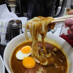 牛すじカレー 小さなカレー家 - うどんは腰がしっかりして、冷たい。
      熱々のカレールーとの温度差を楽しめる。