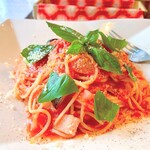 カンティーナ ヴィニエトゥッティ - ベーコンとナス、下中タマネギのフレッシュバジルのトマトソースパスタ
