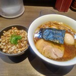 支那そばや - 山水地鶏ワンタン醤油らぁ麺 & きざみチャーシューごはん