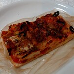 PETIT - トマトとモッツァレラチーズのピザ仕立てのフォカッチャ