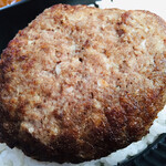 ステーキハウス 蜂 - ハンバーグカレーのハンバーグ。ミンチはきめ細やか。