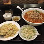 福縁 - こちらはデフォのセット。サラダ、搾菜、杏仁豆腐付きです。