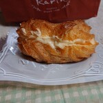 Karin - シュークリーム150円　白いのがはみ出てるよ