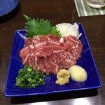 三酉屋 - 馬刺し　薄くて柔らか、薬味と共に楽しめる