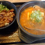 カルビ丼とスン豆腐専門店 韓丼 - カルビ丼ミニ、スン豆腐海鮮セット(税込990円)