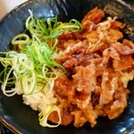 カルビ丼とスン豆腐専門店 韓丼 - カルビ丼ミニ。肉は柔らかです。