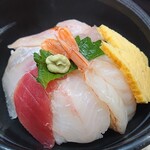 鮮魚売場直営 とれとれ寿司 - 天然魚おまかせ丼