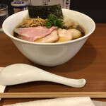 自家製手もみ麺 鈴ノ木 - 特製ラーメン、醤油、1100円。大盛り200グラム。