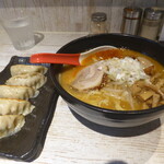 麺屋 誉 - 味玉味噌らーめん￥９２０・餃子￥３５０