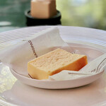 ザ・テラス - レモンとホワイトチョコレートのテリーヌ＠色白の美女チーズが