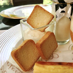 ザ・テラス - フロマージュディップとミニラスク＠上に乗ってる紙袋にはラスク。３枚は多い！