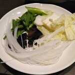 しゃぶ葉  - 野菜、ニラ・白菜・マロニー・長ネギ・きくらげ・レンコン