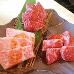 焼肉 こじま - 上から時計回りに上ハラミ、上ロース、上カルビ