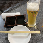 炭火焼肉 かんちゃん - グラスはプレミアムモルツですが、
中身はキリンの瓶ビールですwww
甘味控えめのタレ(左)レモン果汁(右)