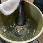 炭火焼肉 かんちゃん - ワインクーラーでビールを冷やして頂けるので
炭火の暑さで温くならず冷たいビールが楽しめます！
こうゆう気配りが出来る店は素敵だな^_^