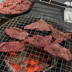 炭火焼肉 かんちゃん - タン焼き中
