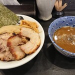 煮干らあめん　じんべえ - 濃厚魚介豚骨つけ麺（チャーシュートッピング、麺大盛）