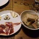 おへそカフェ アンド ベーカリー - イベリコ豚の生ハム／３種のチーズの盛り合わせ