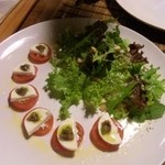 おへそカフェ アンド ベーカリー - ５種の葉っぱの春サラダ／カプレーゼ