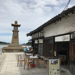 鞆の浦 a cafe - 鞆の浦のシンボル灯籠の真横にあります