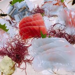舟勝 - 刺身、見た目は普通だが、、、