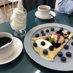 はなぶさ有機農園直営スイーツキッチン - ソフトクリーム（カップ）、ブルーベリークレープ（生ブルーベリー）、コーヒー