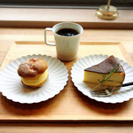 화이트 박스 커피 - 혼자서 두 가지 디저트를 순식간에 먹어치웠습니다.