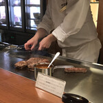 鉄板焼　宮地 - ふっくらジューシーに焼きあがり寸前のハンバーグ