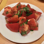 タンドール料理ひつじや 日比谷店 - トマトとバジルの爽やかなサラダ