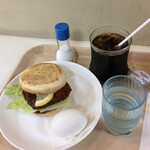 コーヒータイム - 白身魚フライバーガー260円、アイスコーヒー250円、サービスのゆで卵