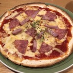 フィッシュ＆チップス - ベーコンとサラミのピザ