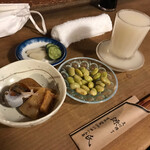 源氏 - 1杯目・国盛にごり、糠漬け、枝豆、煮物(バイ貝ほか)