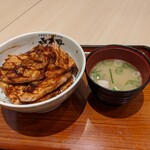 喜久好 - 私とチビの頼んだ、豚丼(税別990→1089円)