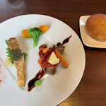 フルール ド セル - 黒毛和牛のミートローフと真鯛のポアレの盛合せと米粉パン