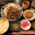 さくら草 - ♪豚と玉ねぎの生姜焼き定食 ¥600 コロッケ¥50