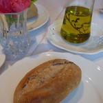 ル・クープル - ＜2012年6月＞パンにはオリーブオイルと岩塩をつけて